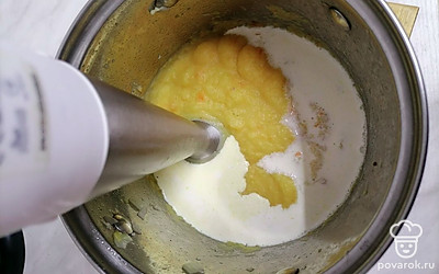 После готовности овощей уберите кастрюлю с плиты и измельчите содержимое при помощи блендера. Добавьте сливки и еще раз хорошо перемешайте.