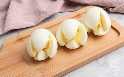 Возьмите надрезанные белки и аккуратно, с помощью кондитерского шприца или мешка, нафаршируйте яйца получившейся сырно-чесночной массой.