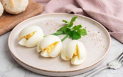 Выложите фаршированные яйца на тарелку, а затем приставьте к каждому перо зелёного лука и дополните получившуюся композицию листьями петрушки. Всё готово, пора накрывать на стол!