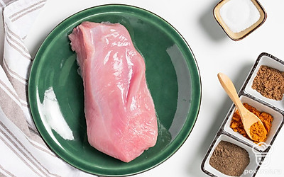 Индейку помойте и обсушите бумажным полотенцем. Нарежьте ее длинными полосками. Лимон помойте, обсушите и нарежьте дольками. Пармезан натрите на терке. Приготовьте деревянные шпажки.