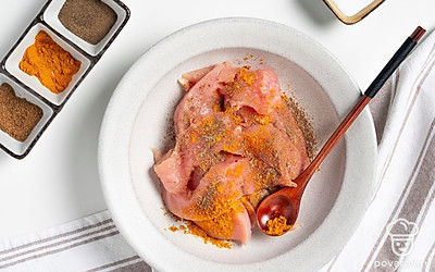 Подготовьте мясо. Возьмите емкость и смешайте соль, карри, кориандр, перец. Положите в эту смесь кусочки мяса и тщательно перемешайте. Закройте крышкой и поставьте в холодильник на 3-4 часа.