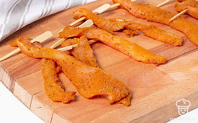 Завершите приготовление карпаччо. Достаньте индейку из холодильника. Возьмите деревянные шпажки, наколите на них мясо. Подвесьте шпажки в удобном месте. Через 2-3 дня карпаччо будет готово.