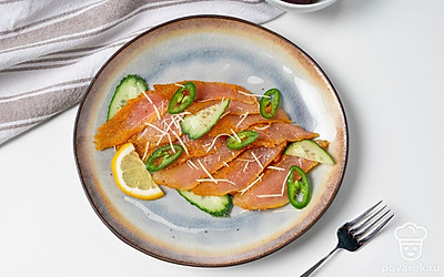 Перед подачей выложите на красивое блюдо карпаччо, украсьте долькой лимона и посыпьте пармезаном.