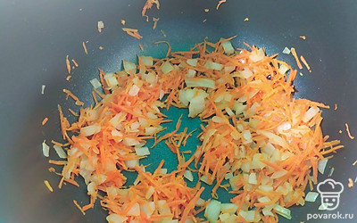Репчатый лук мелко порезать, морковь натереть на терке и обжарить все вместе в небольшом количестве растительного масла.