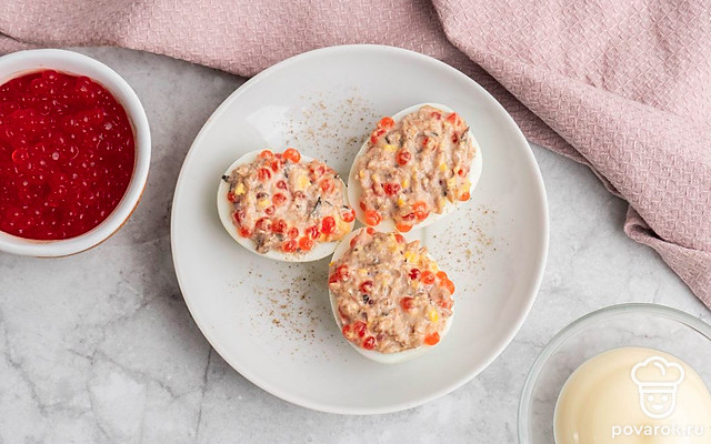 Фаршированные яйца шпротами и красной икрой — Рецепт с фото