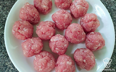 К фаршу добавить соль, перец и сформировать фрикадельки.