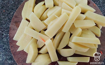 Картофель очистить и нарезать брусочками.