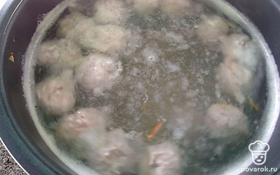 В кастрюлю с кипящей водой положить фрикадельки и картофель, посолить и варить 10-15 минут, добавить обжаренные лук с морковью и варить все вместе еще 5 минут.