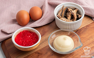 Заранее отварите яйца «вкрутую». Подготовьте все ингредиенты и разложите их перед собой на столе ⎯ так будет значительно удобнее заниматься готовкой.