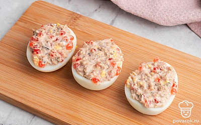 С помощью чайной ложки заполните белки получившейся массой.