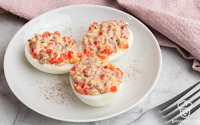 Всё готово! Переложите готовые фаршированные яйца на красивую тарелку и подавайте к столу!