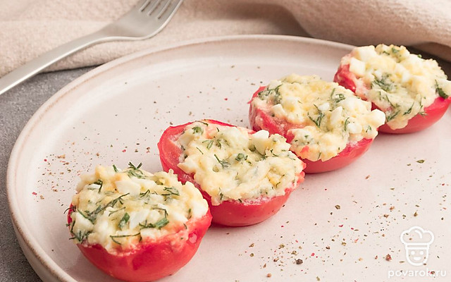 Помидоры, фаршированные яйцом и сыром в микроволновке — Рецепт с фото