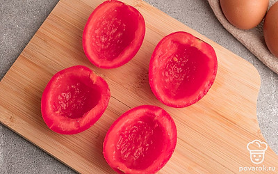 Разрежьте помидоры пополам. И удалите серединку.