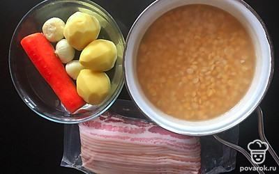 Подготовить все ингредиенты. Горох замочить в воде на 4-5 часов. 