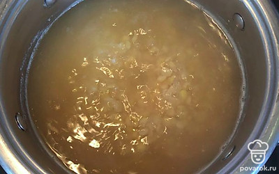 Замоченный горох погрузить в бульон и варить 10 минут.