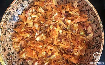 Тем временем из лука, моркови и копченого бекона сделать пережарку на сковороде.