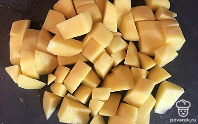 Положить в кастрюлю нарезанный картофель, варить около 10 минут.