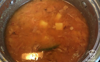 Переложить зажарку в кастрюлю, добавить соль, чёрный перец, лавровый лист и варить до готовности.