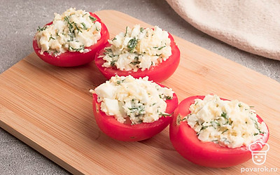 Переложите получившуюся смесь в помидорки.