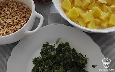 Картофель почистить и нарезать, перловку и петрушку промыть.