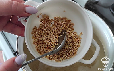 В кипящую воду засыпать перловку, варить 25 минут.