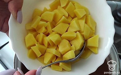 Затем добавить картофель. Варить ещё 15 минут.