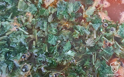 Добавить петрушку и варить ещё 5 минут.