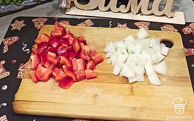 Порежьте всё овощи на кусочки, размер не очень важен, так как будет использоваться блендер.