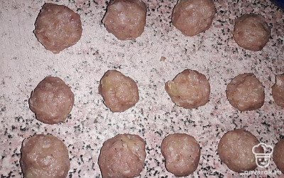 Сформируйте из фарша фрикадельки небольшого размера.