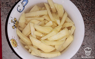 Очистите картофель, нарежьте его соломкой, залейте холодной водой.