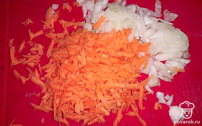 Почистите лук с морковью. Морковь натрите на терке, лук порезать. Обжарьте на растительном масле.