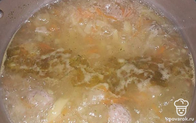 В кипящую воду забросьте фрикадельки, подождите когда закипит, снимите пену, убавьте газ. Поварите минут 10, слейте воду с картошки и закиньте его в суп. Поварите еще 10 минут.