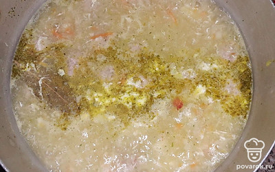 Когда картофель будет готов, добавьте соль, зелень по вкусу, жареный лук с морковью и лапшу.