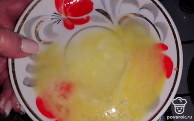 Разбейте яйцо в тарелку, взбейте вилкой, аккуратно вылейте в суп. Перемешайте суп и дайте ему постоять минут 10 -15. Блюдо готово! Приятного аппетита!