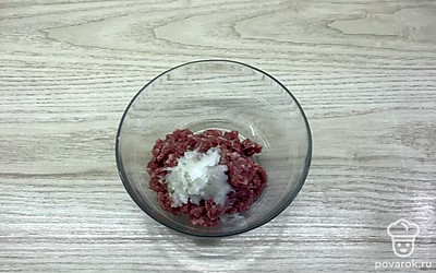 В фарш добавить протертый лук, взбитое яйцо, соль и перец по желанию.