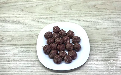 Перемешать. Из подготовленного фарша скатать небольшие шарики.