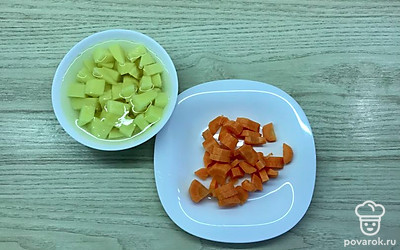Картофель и морковь нарезать мелкими кубиками.