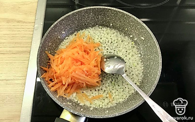На смеси масел поджарить лук. Добавить тертую морковь.