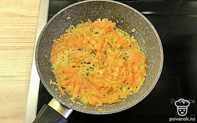 Жарить до готовности моркови.