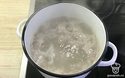 В кипящую воду выложить фрикадельки, постоянно помешивая. Снять образовавшуюся пену. Варить 5 минут.