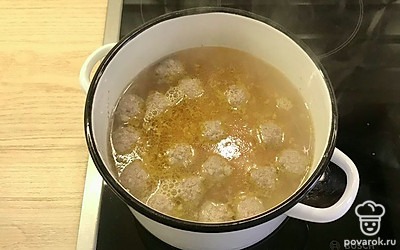 Ввести зажарку и морковь. Проварить 5 минут.