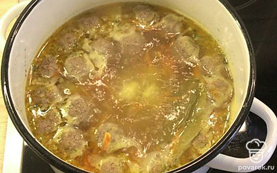 Добавить картофель и лавровый лист. 