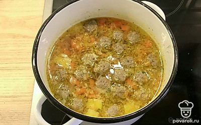 Варить до готовности овощей.