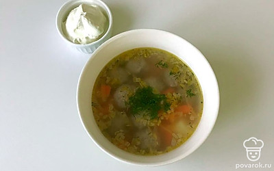 Подавать порционно, посыпав зеленью и подав сметану. По желанию добавить отварной рис или паутинку.