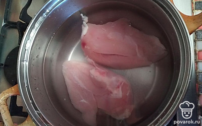 Грудку залить холодной водой и поставить вариться на среднем огне до готовности. 