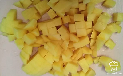 Когда мясо сварилось, достать его из кастрюли, в бульон опустить картошку. 