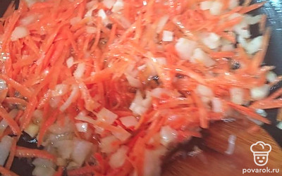 Морковь и лук измельчить и пассеровать до золотистого цвета. 