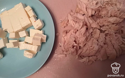 Плавленый сырок мелко порезать. Остывшее варёное мясо разобрать на волокна. 