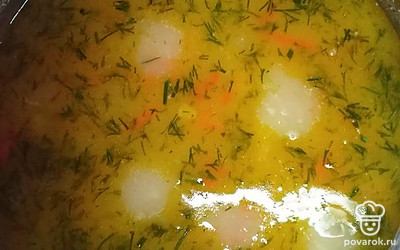 За 5 минут до готовности супа добавить в кастрюлю сыр и мясо. Варить, помешивая, чтобы сыр растворился. 