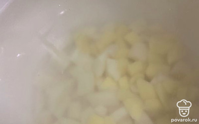 Поставьте на огонь воду, добавьте картофель. 